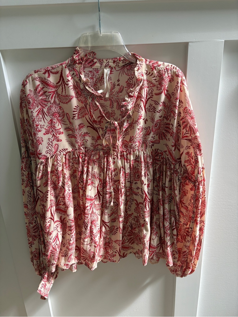 Anthropology Women's Cream and Red Floral Ruffle-Neck Blouse